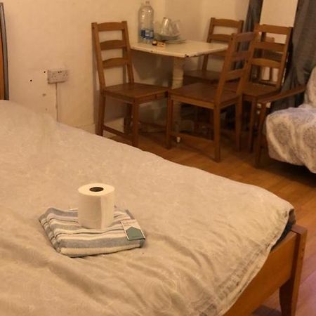 Private Rooms In 3 Bedroom Flat!!ロンドン エクステリア 写真