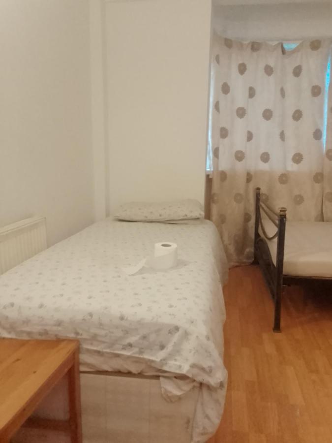 Private Rooms In 3 Bedroom Flat!!ロンドン エクステリア 写真
