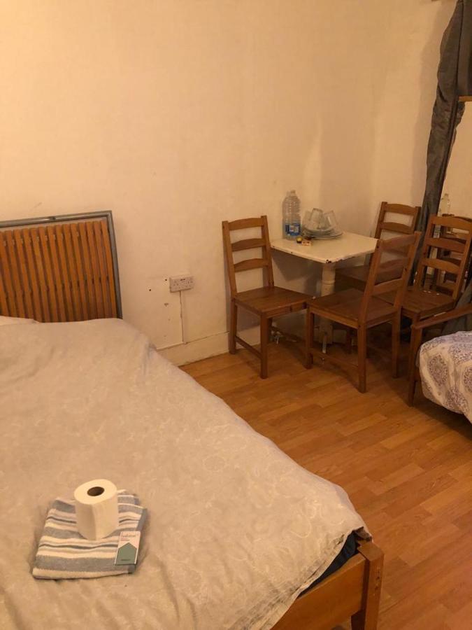 Private Rooms In 3 Bedroom Flat!!ロンドン エクステリア 写真
