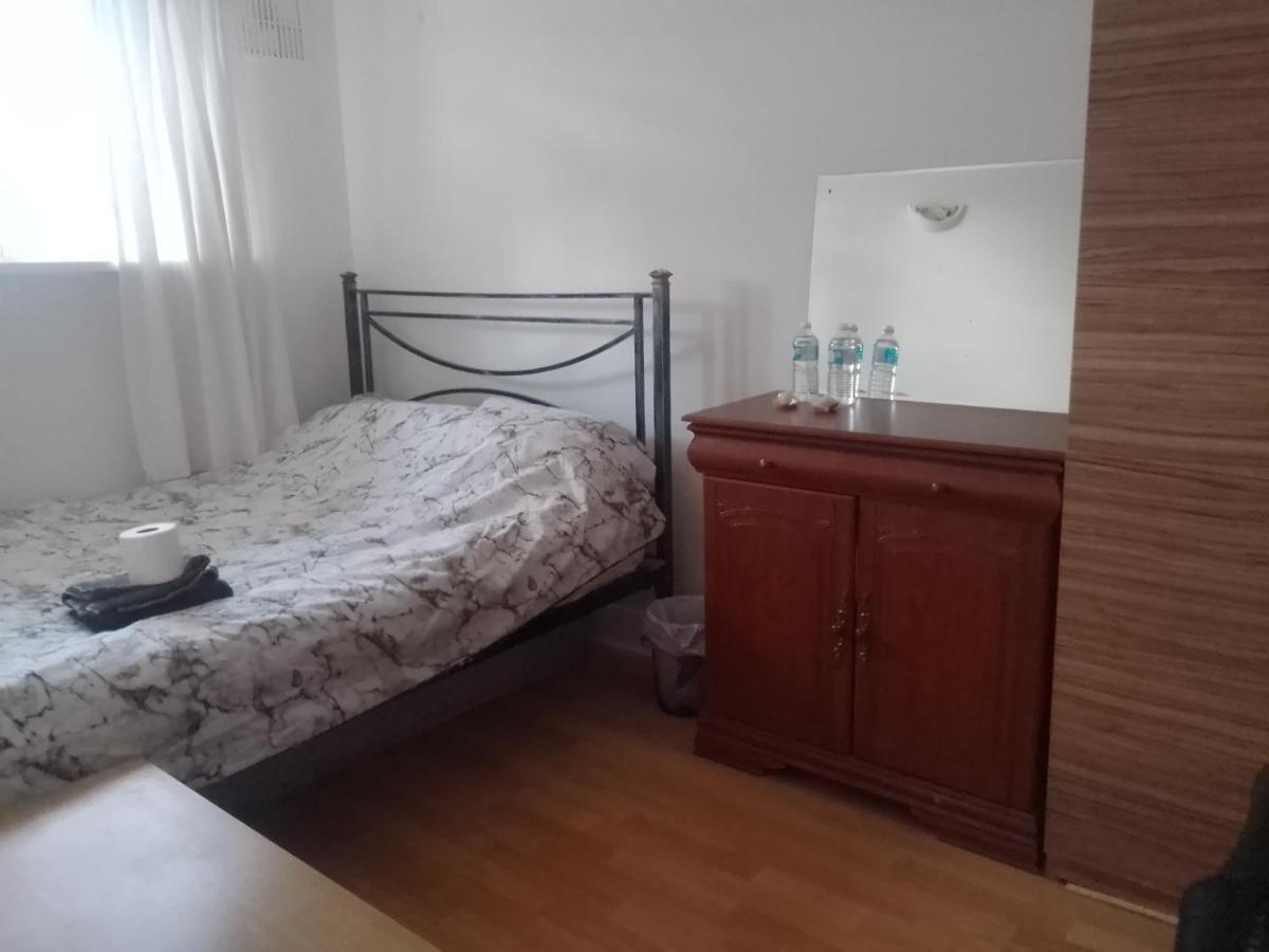 Private Rooms In 3 Bedroom Flat!!ロンドン エクステリア 写真