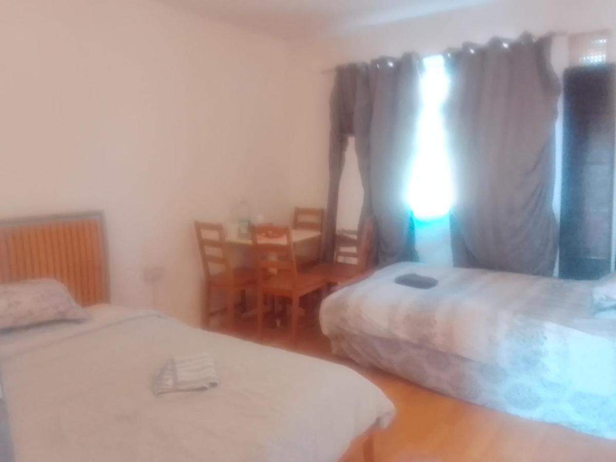 Private Rooms In 3 Bedroom Flat!!ロンドン エクステリア 写真