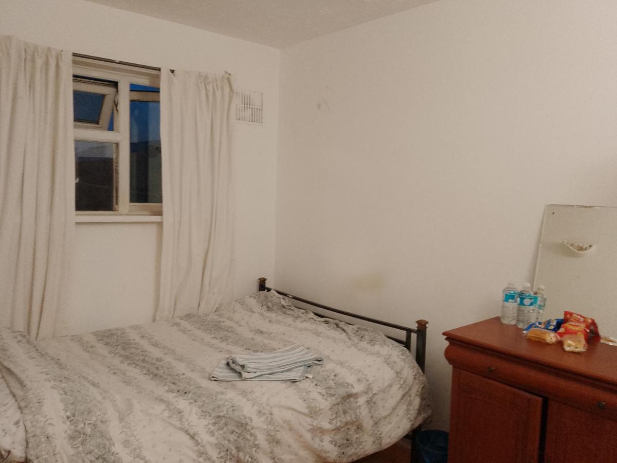 Private Rooms In 3 Bedroom Flat!!ロンドン エクステリア 写真