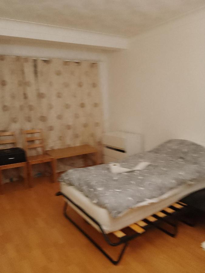Private Rooms In 3 Bedroom Flat!!ロンドン エクステリア 写真