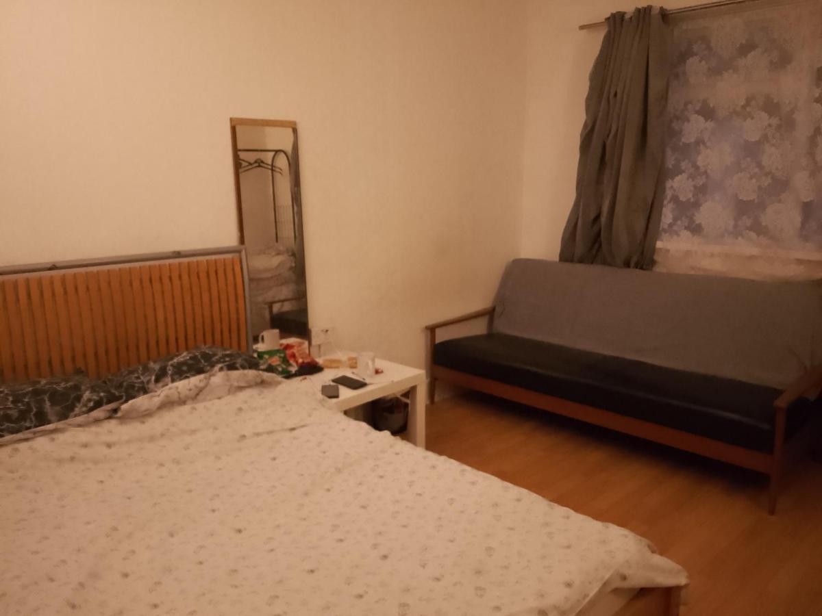 Private Rooms In 3 Bedroom Flat!!ロンドン エクステリア 写真