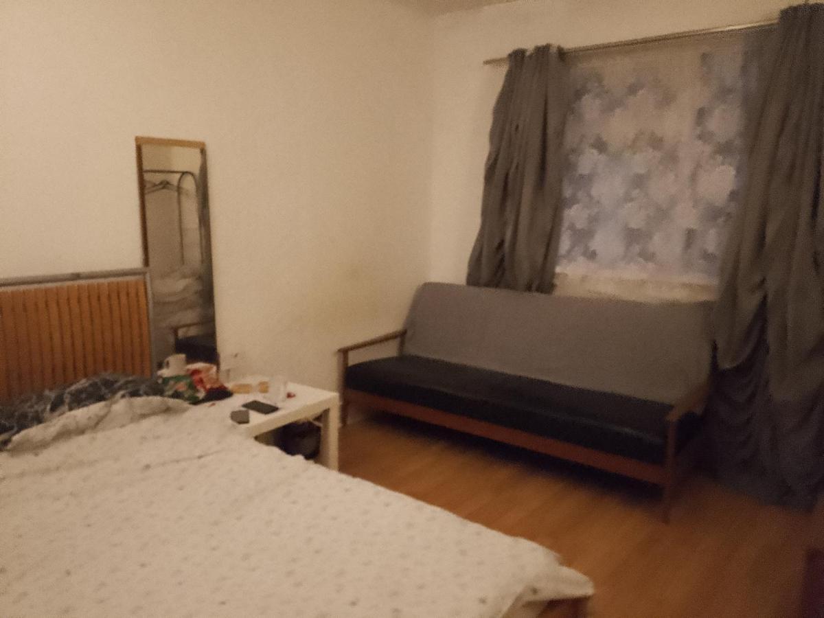 Private Rooms In 3 Bedroom Flat!!ロンドン エクステリア 写真