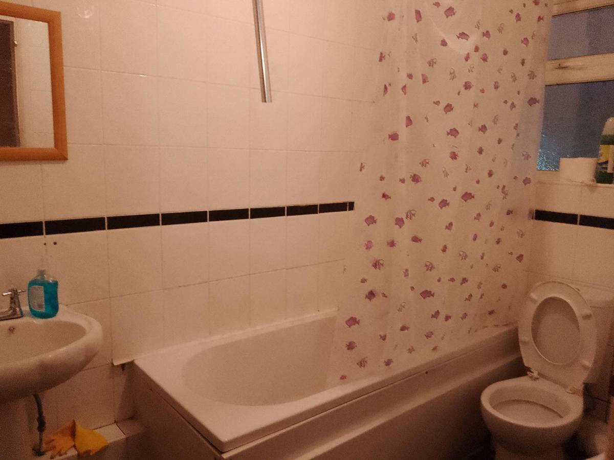 Private Rooms In 3 Bedroom Flat!!ロンドン エクステリア 写真